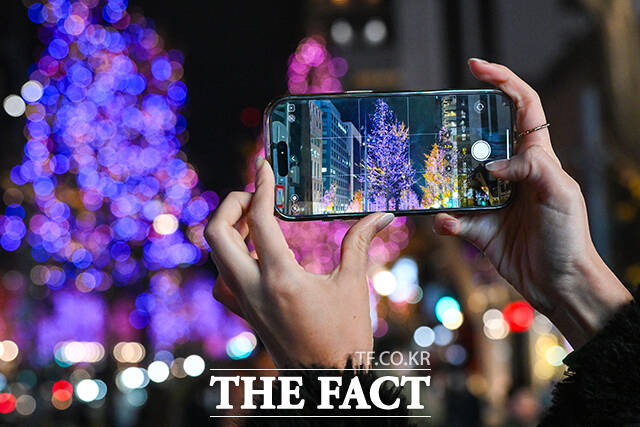 크리스마스를 닷새 앞둔 20일 오후 일본 오사카 난바 거리에서 시민들이 크리스마스 시즌 조명으로 장식된 거리를 거닐고 있다. /오사카=서예원 기자