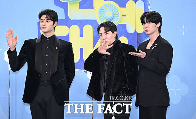 '가는정 오는정 이민정' 김재원과 붐, 안재현(왼쪽부터)이 20일 오후 서울 영등포구 여의도 KBS 신관에서 열린 'KBS 연예대상' 포토월에 참석해 포즈를 취하고 있다. /박헌우 기자