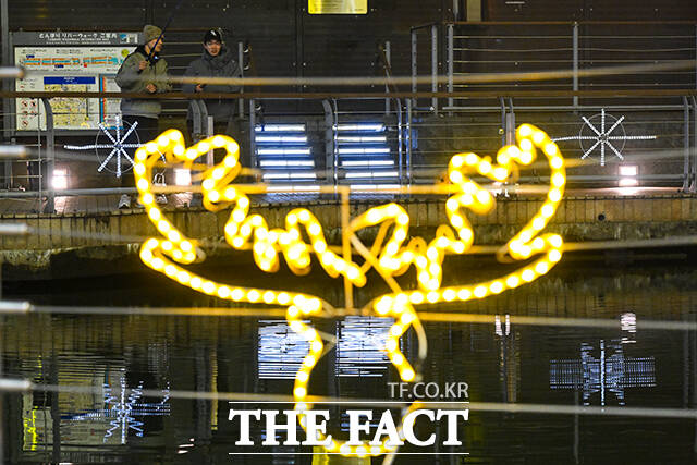 크리스마스를 닷새 앞둔 20일 오후 일본 오사카 난바 거리에서 시민들이 크리스마스 시즌 조명으로 장식된 거리를 거닐고 있다. /오사카=서예원 기자