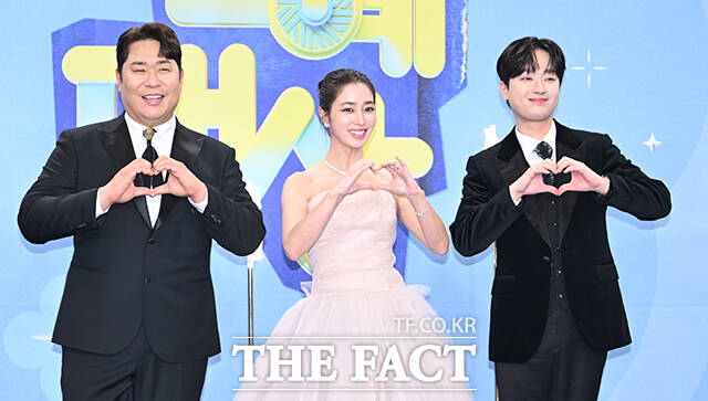 KBS 연예대상 MC 문세윤과 이민정, 이찬원(왼쪽부터)이 20일 오후 서울 영등포구 여의도 KBS 신관에서 열린 'KBS 연예대상' 포토월에 참석해 포즈를 취하고 있다. /박헌우 기자