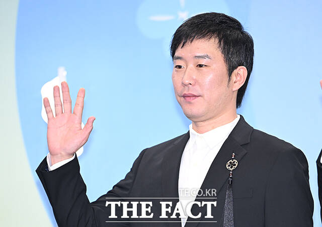 '개는 훌륭하다' 조재호, 최민혁, 양은수, 김현주, 권혁필, 이웅종, 영탁(왼쪽부터)이 20일 오후 서울 영등포구 여의도 KBS 신관에서 열린 'KBS 연예대상' 포토월에 참석해 포즈를 취하고 있다. /박헌우 기자