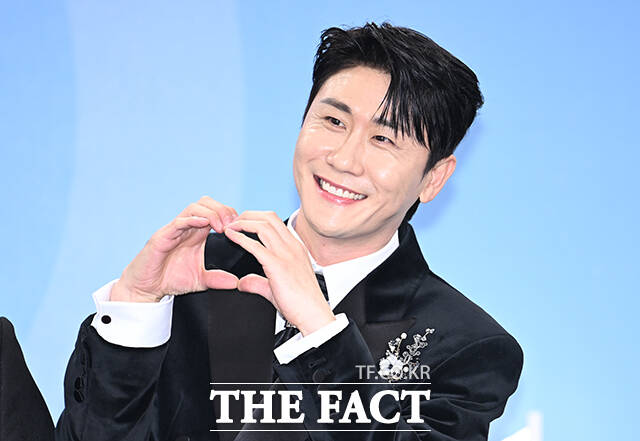 '개는 훌륭하다' 조재호, 최민혁, 양은수, 김현주, 권혁필, 이웅종, 영탁(왼쪽부터)이 20일 오후 서울 영등포구 여의도 KBS 신관에서 열린 'KBS 연예대상' 포토월에 참석해 포즈를 취하고 있다. /박헌우 기자