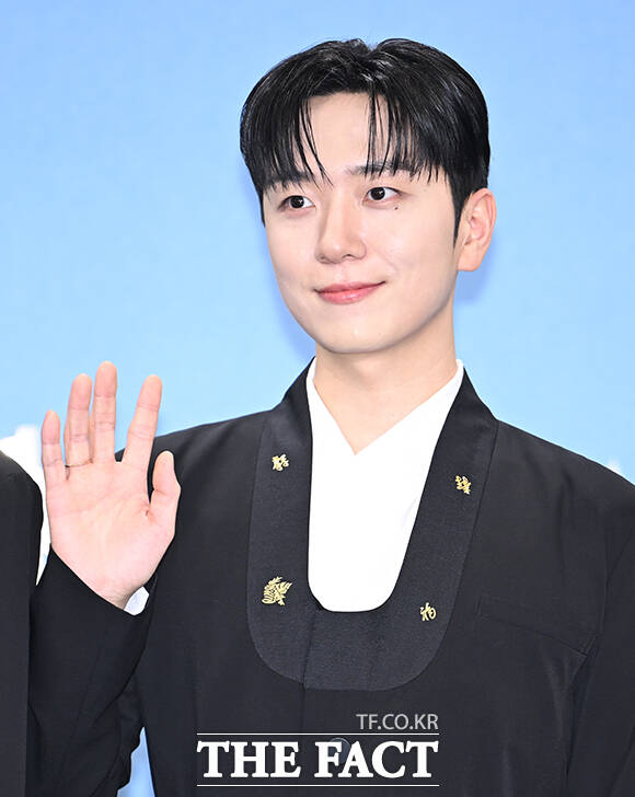 '불후의 명곡' 김준현과 포레스텔라 배두훈, 강형호, 조민규, 고우림, 불후의 명곡 이찬원(왼쪽부터)이 20일 오후 서울 영등포구 여의도 KBS 신관에서 열린 'KBS 연예대상' 포토월에 참석해 포즈를 취하고 있다. /박헌우 기자