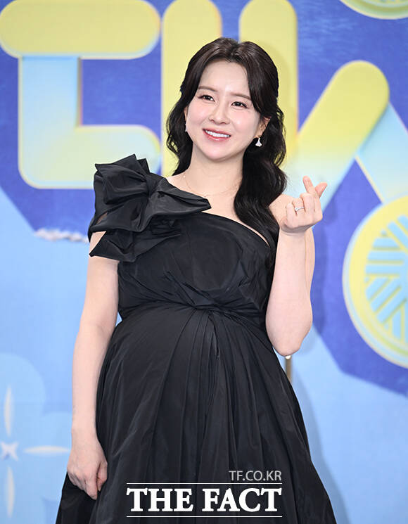 가수 은가은(왼쪽)과 효정이 20일 오후 서울 영등포구 여의도 KBS 신관에서 열린 'KBS 연예대상' 포토월에 참석해 포즈를 취하고 있다. /박헌우 기자