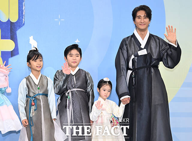 '공부와 놀부' 신현준 가족과 김병현 부자, 이수연, 김정태 부자(왼쪽 위부터 시계방향)가 20일 오후 서울 영등포구 여의도 KBS 신관에서 열린 'KBS 연예대상' 포토월에 참석해 포즈를 취하고 있다. /박헌우 기자