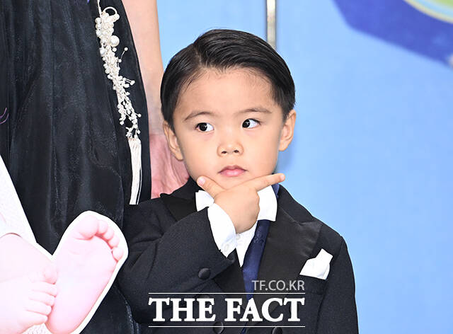 '슈퍼맨이 돌아왔다' 김종민과 혜림, 랄랄, 심형탁, 김윤지(왼쪽부터)가 20일 오후 서울 영등포구 여의도 KBS 신관에서 열린 'KBS 연예대상' 포토월에 참석해 포즈를 취하고 있다. /박헌우 기자
