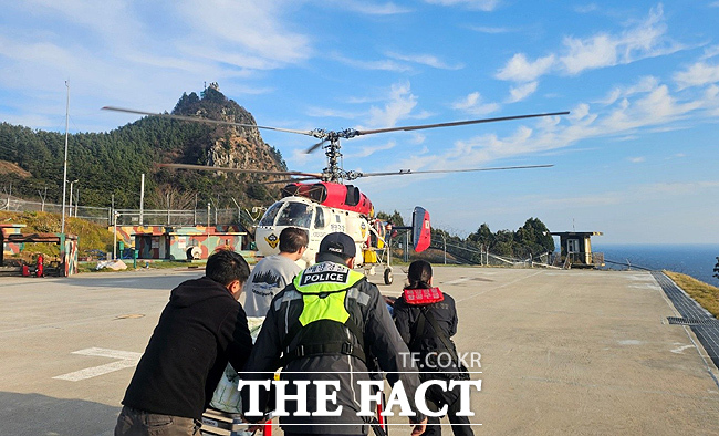 울릉도에서 발생한 뇌경색환자를 이송하고 있다. /동해지방해양경찰청