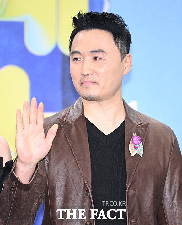 '개는 훌륭하다' 조재호, 최민혁, 양은수, 김현주, 권혁필, 이웅종, 영탁(왼쪽부터)이 20일 오후 서울 영등포구 여의도 KBS 신관에서 열린 'KBS 연예대상' 포토월에 참석해 포즈를 취하고 있다. /박헌우 기자