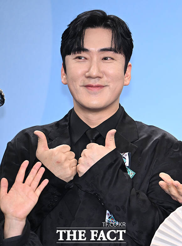 개그콘서트 윤승현과 박은영, 이수경, 나현영, 송필근, 조수연, 신윤승, 김영희, 이상훈(왼쪽부터)이 20일 오후 서울 영등포구 여의도 KBS 신관에서 열린 'KBS 연예대상' 포토월에 참석해 포즈를 취하고 있다. /박헌우 기자