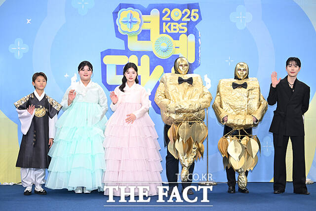 전 축구선수 이동국의 자녀 이시안과 이수아, 이설아 국립중앙박물관 분장대회 우승자 황오동 금귀걸이, 유튜버 레오제이(왼쪽부터)가 20일 오후 서울 영등포구 여의도 KBS 신관에서 열린 'KBS 연예대상' 포토월에 참석해 포즈를 취하고 있다. /박헌우 기자