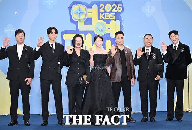 '개는 훌륭하다' 조재호, 최민혁, 양은수, 김현주, 권혁필, 이웅종, 영탁(왼쪽부터)이 20일 오후 서울 영등포구 여의도 KBS 신관에서 열린 'KBS 연예대상' 포토월에 참석해 포즈를 취하고 있다. /박헌우 기자