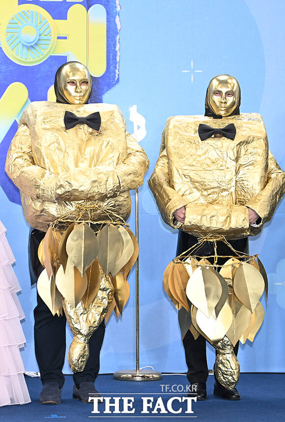 전 축구선수 이동국의 자녀 이시안과 이수아, 이설아 국립중앙박물관 분장대회 우승자 황오동 금귀걸이, 유튜버 레오제이(왼쪽부터)가 20일 오후 서울 영등포구 여의도 KBS 신관에서 열린 'KBS 연예대상' 포토월에 참석해 포즈를 취하고 있다. /박헌우 기자