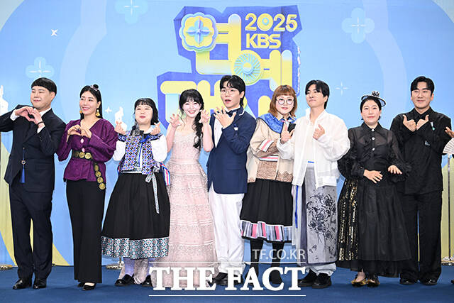 개그콘서트 윤승현과 박은영, 이수경, 나현영, 송필근, 조수연, 신윤승, 김영희, 이상훈(왼쪽부터)이 20일 오후 서울 영등포구 여의도 KBS 신관에서 열린 'KBS 연예대상' 포토월에 참석해 포즈를 취하고 있다. /박헌우 기자