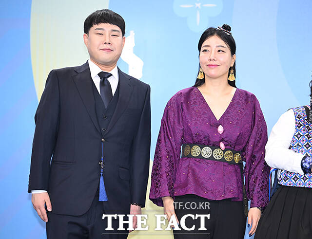 개그콘서트 윤승현과 박은영, 이수경, 나현영, 송필근, 조수연, 신윤승, 김영희, 이상훈(왼쪽부터)이 20일 오후 서울 영등포구 여의도 KBS 신관에서 열린 'KBS 연예대상' 포토월에 참석해 포즈를 취하고 있다. /박헌우 기자