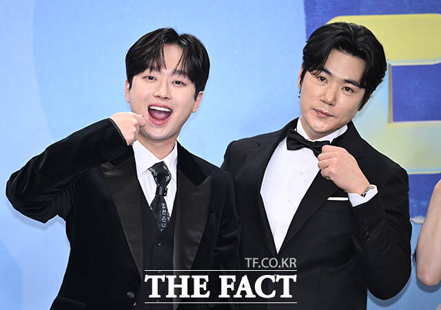 '신상출시 편스토랑' 이찬원과 김강우, 효정, 이정현, 김재중, 이연복, 붐(왼쪽부터)이 20일 오후 서울 영등포구 여의도 KBS 신관에서 열린 'KBS 연예대상' 포토월에 참석해 포즈를 취하고 있다. /박헌우 기자