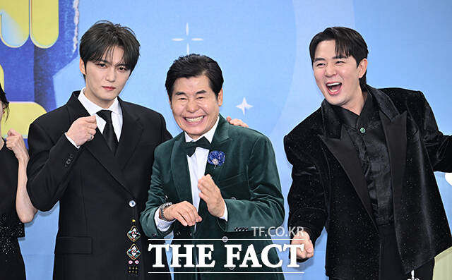 '신상출시 편스토랑' 이찬원과 김강우, 효정, 이정현, 김재중, 이연복, 붐(왼쪽부터)이 20일 오후 서울 영등포구 여의도 KBS 신관에서 열린 'KBS 연예대상' 포토월에 참석해 포즈를 취하고 있다. /박헌우 기자