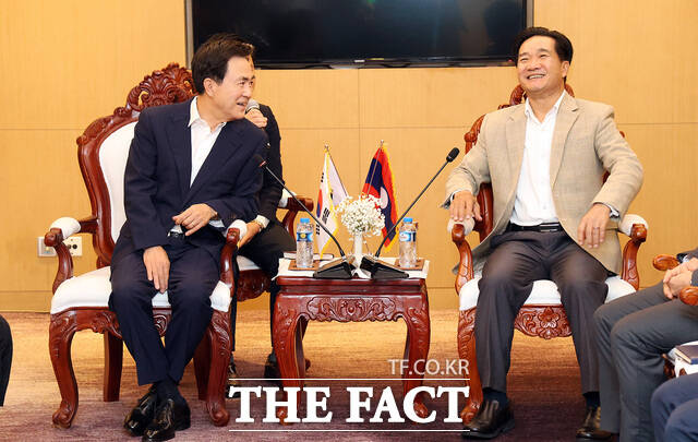 19일 라오스 크라운 플라자 비엔티안 호텔에서 김태흠 지사가 썬타누 탐마봉 보리캄사이주 주지사를 접견하고 있다. /충남도