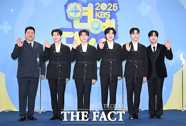 '불후의 명곡' 김준현과 포레스텔라 배두훈, 강형호, 조민규, 고우림, 불후의 명곡 이찬원(왼쪽부터)이 20일 오후 서울 영등포구 여의도 KBS 신관에서 열린 'KBS 연예대상' 포토월에 참석해 포즈를 취하고 있다. /박헌우 기자