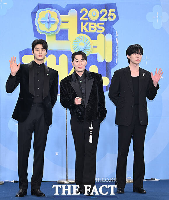 '가는정 오는정 이민정' 김재원과 붐, 안재현(왼쪽부터)이 20일 오후 서울 영등포구 여의도 KBS 신관에서 열린 'KBS 연예대상' 포토월에 참석해 포즈를 취하고 있다. /박헌우 기자