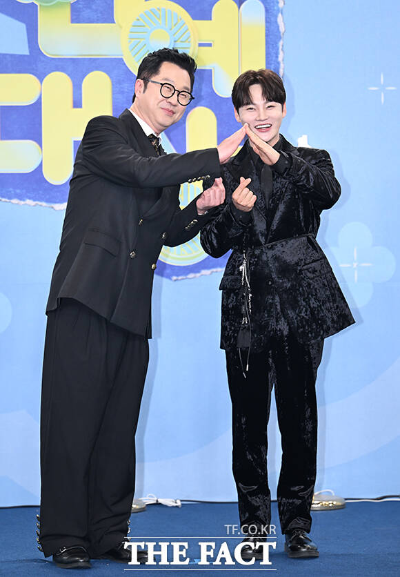 '살림남' 지상렬(왼쪽)과 박서진이 20일 오후 서울 영등포구 여의도 KBS 신관에서 열린 'KBS 연예대상' 포토월에 참석해 포즈를 취하고 있다. /박헌우 기자