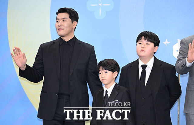 '공부와 놀부' 신현준 가족과 김병현 부자, 이수연, 김정태 부자(왼쪽 위부터 시계방향)가 20일 오후 서울 영등포구 여의도 KBS 신관에서 열린 'KBS 연예대상' 포토월에 참석해 포즈를 취하고 있다. /박헌우 기자