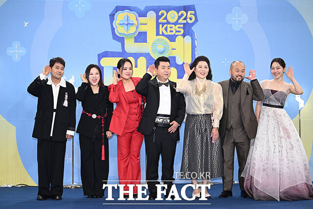 '사장님 귀는 당나귀 귀' 전현무와 김숙, 정지선, 정호영, 이순실, 데이비드 리, 엄지인(왼쪽부터)이 20일 오후 서울 영등포구 여의도 KBS 신관에서 열린 'KBS 연예대상' 포토월에 참석해 포즈를 취하고 있다. /박헌우 기자