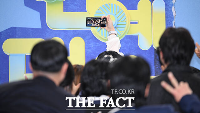 개그콘서트 윤승현과 박은영, 이수경, 나현영, 송필근, 조수연, 신윤승, 김영희, 이상훈(왼쪽부터)이 20일 오후 서울 영등포구 여의도 KBS 신관에서 열린 'KBS 연예대상' 포토월에 참석해 포즈를 취하고 있다. /박헌우 기자