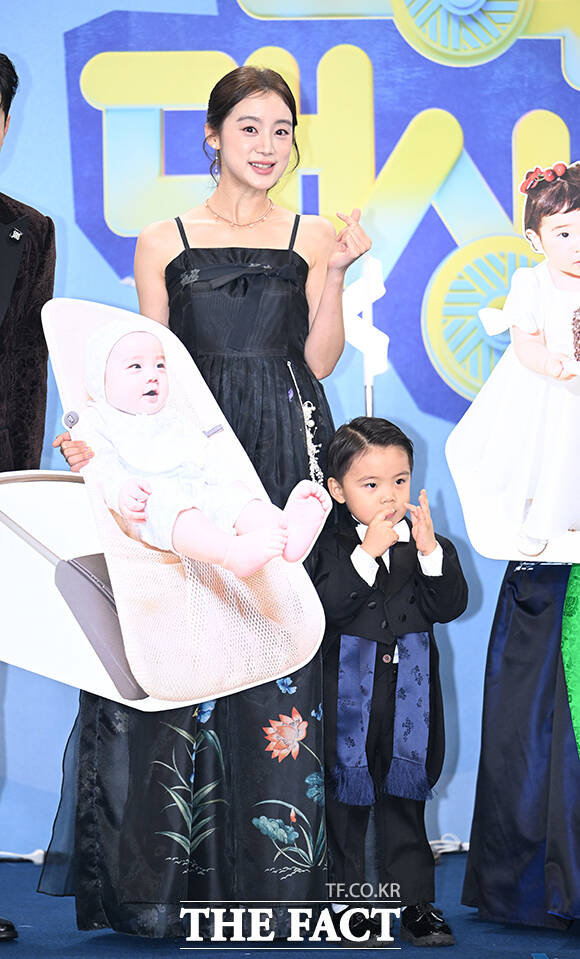 '슈퍼맨이 돌아왔다' 김종민과 혜림, 랄랄, 심형탁, 김윤지(왼쪽부터)가 20일 오후 서울 영등포구 여의도 KBS 신관에서 열린 'KBS 연예대상' 포토월에 참석해 포즈를 취하고 있다. /박헌우 기자