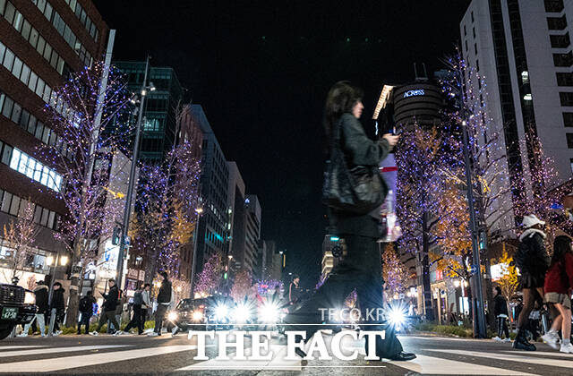 크리스마스를 닷새 앞둔 20일 오후 일본 오사카 난바 거리에서 시민들이 크리스마스 시즌 조명으로 장식된 거리를 거닐고 있다. /오사카=서예원 기자