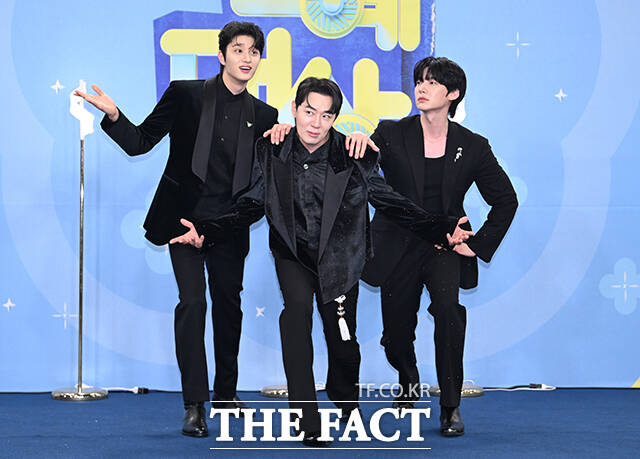 '가는정 오는정 이민정' 김재원과 붐, 안재현(왼쪽부터)이 20일 오후 서울 영등포구 여의도 KBS 신관에서 열린 'KBS 연예대상' 포토월에 참석해 포즈를 취하고 있다. /박헌우 기자