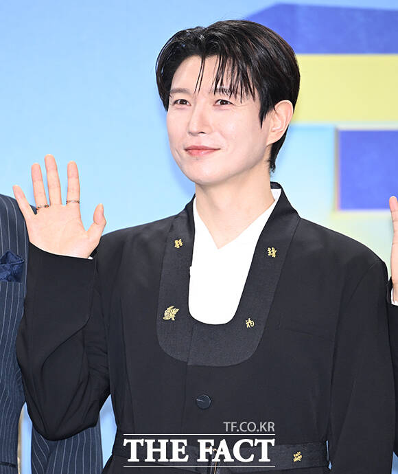 '불후의 명곡' 김준현과 포레스텔라 배두훈, 강형호, 조민규, 고우림, 불후의 명곡 이찬원(왼쪽부터)이 20일 오후 서울 영등포구 여의도 KBS 신관에서 열린 'KBS 연예대상' 포토월에 참석해 포즈를 취하고 있다. /박헌우 기자