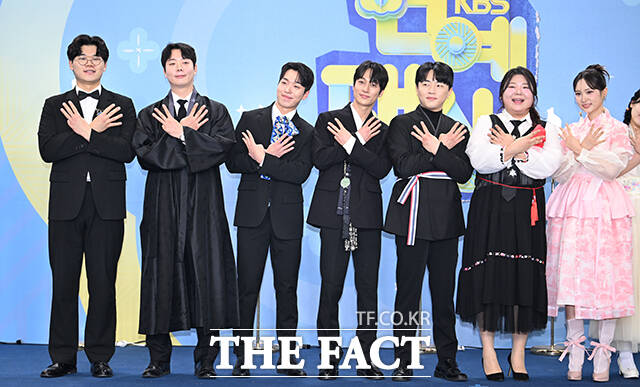 개그콘서트 34기 신인 개그맨들이 20일 오후 서울 영등포구 여의도 KBS 신관에서 열린 'KBS 연예대상' 포토월에 참석해 포즈를 취하고 있다. /박헌우 기자