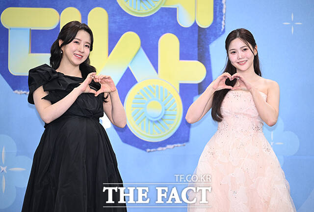 가수 은가은(왼쪽)과 효정이 20일 오후 서울 영등포구 여의도 KBS 신관에서 열린 'KBS 연예대상' 포토월에 참석해 포즈를 취하고 있다. /박헌우 기자