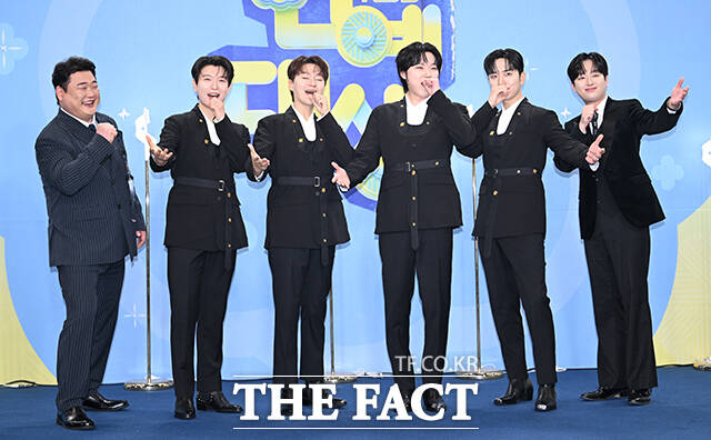 '불후의 명곡' 김준현과 포레스텔라 배두훈, 강형호, 조민규, 고우림, 불후의 명곡 이찬원(왼쪽부터)이 20일 오후 서울 영등포구 여의도 KBS 신관에서 열린 'KBS 연예대상' 포토월에 참석해 포즈를 취하고 있다. /박헌우 기자