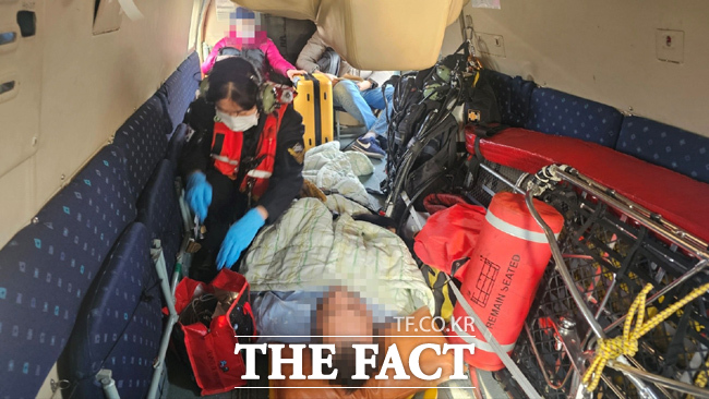 울릉도에서 발생한 뇌경색환자를 이송하고 있다. /동해지방해양경찰청