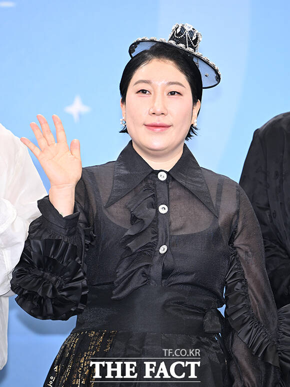 개그콘서트 윤승현과 박은영, 이수경, 나현영, 송필근, 조수연, 신윤승, 김영희, 이상훈(왼쪽부터)이 20일 오후 서울 영등포구 여의도 KBS 신관에서 열린 'KBS 연예대상' 포토월에 참석해 포즈를 취하고 있다. /박헌우 기자