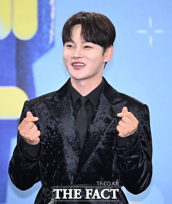 '살림남' 지상렬(왼쪽)과 박서진이 20일 오후 서울 영등포구 여의도 KBS 신관에서 열린 'KBS 연예대상' 포토월에 참석해 포즈를 취하고 있다. /박헌우 기자