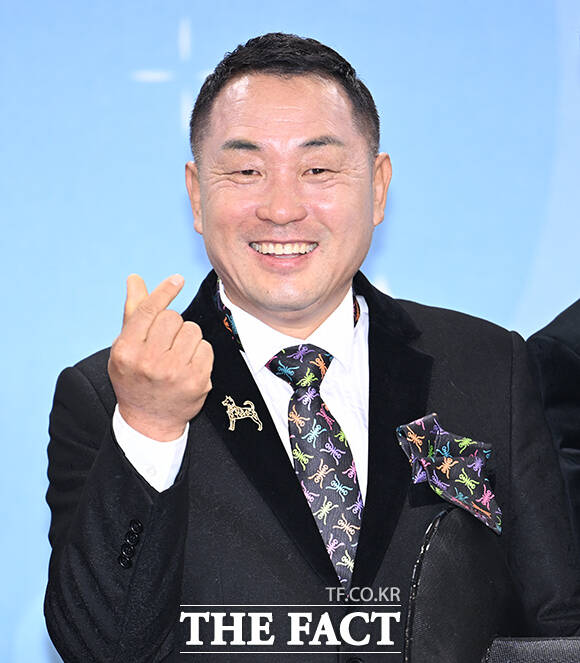 '개는 훌륭하다' 조재호, 최민혁, 양은수, 김현주, 권혁필, 이웅종, 영탁(왼쪽부터)이 20일 오후 서울 영등포구 여의도 KBS 신관에서 열린 'KBS 연예대상' 포토월에 참석해 포즈를 취하고 있다. /박헌우 기자