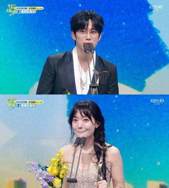 가수 10CM(위)와 방송인 나현영이 '2025 KBS 연예대상'에서 신인상 트로피를 품에 안았다. /방송 화면 캡처