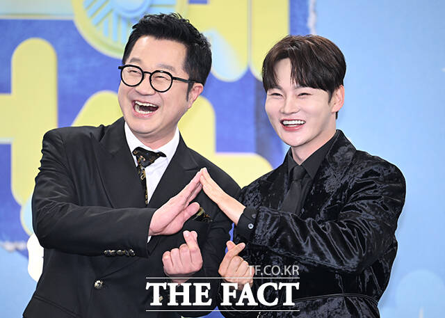 '살림남' 지상렬(왼쪽)과 박서진이 20일 오후 서울 영등포구 여의도 KBS 신관에서 열린 'KBS 연예대상' 포토월에 참석해 포즈를 취하고 있다. /박헌우 기자