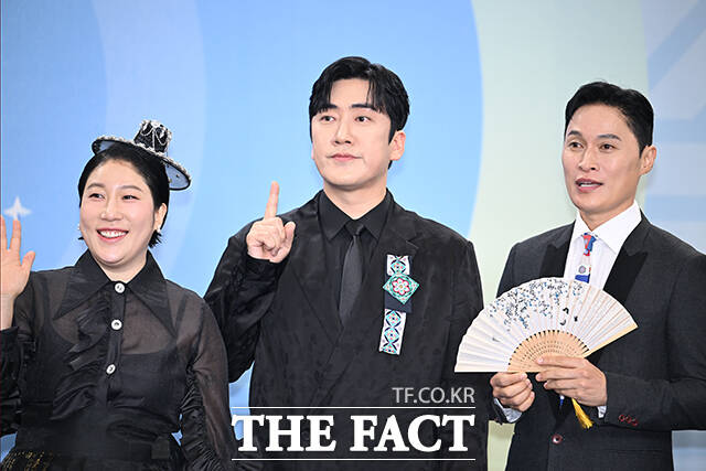 개그콘서트 윤승현과 박은영, 이수경, 나현영, 송필근, 조수연, 신윤승, 김영희, 이상훈(왼쪽부터)이 20일 오후 서울 영등포구 여의도 KBS 신관에서 열린 'KBS 연예대상' 포토월에 참석해 포즈를 취하고 있다. /박헌우 기자