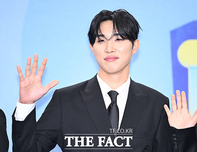 '개는 훌륭하다' 조재호, 최민혁, 양은수, 김현주, 권혁필, 이웅종, 영탁(왼쪽부터)이 20일 오후 서울 영등포구 여의도 KBS 신관에서 열린 'KBS 연예대상' 포토월에 참석해 포즈를 취하고 있다. /박헌우 기자