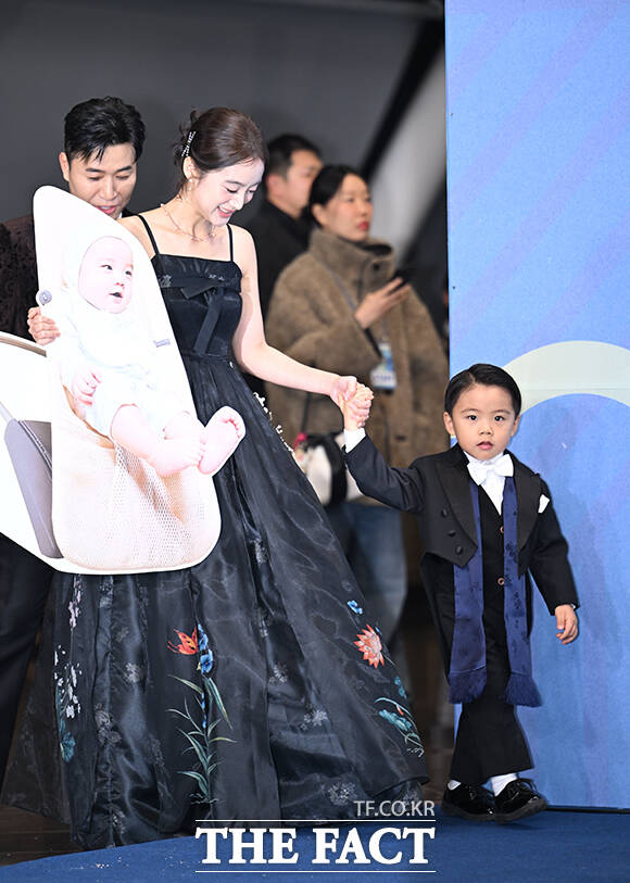 '슈퍼맨이 돌아왔다' 김종민과 혜림, 랄랄, 심형탁, 김윤지(왼쪽부터)가 20일 오후 서울 영등포구 여의도 KBS 신관에서 열린 'KBS 연예대상' 포토월에 참석해 포즈를 취하고 있다. /박헌우 기자