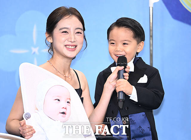 '슈퍼맨이 돌아왔다' 김종민과 혜림, 랄랄, 심형탁, 김윤지(왼쪽부터)가 20일 오후 서울 영등포구 여의도 KBS 신관에서 열린 'KBS 연예대상' 포토월에 참석해 포즈를 취하고 있다. /박헌우 기자