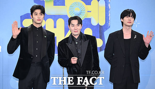 '가는정 오는정 이민정' 김재원과 붐, 안재현(왼쪽부터)이 20일 오후 서울 영등포구 여의도 KBS 신관에서 열린 'KBS 연예대상' 포토월에 참석해 포즈를 취하고 있다. /박헌우 기자