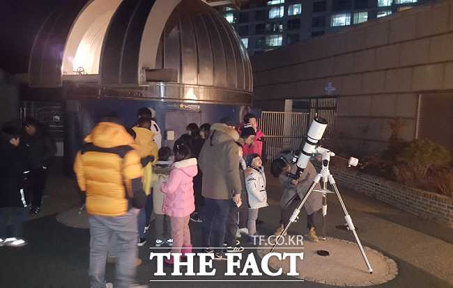 군포시 대야도서관 누리천문대에서 별자리 관측을 하고 있는 시민들. /군포시