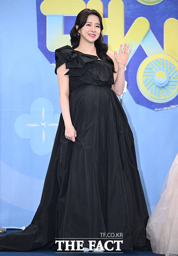 가수 은가은(왼쪽)과 효정이 20일 오후 서울 영등포구 여의도 KBS 신관에서 열린 'KBS 연예대상' 포토월에 참석해 포즈를 취하고 있다. /박헌우 기자