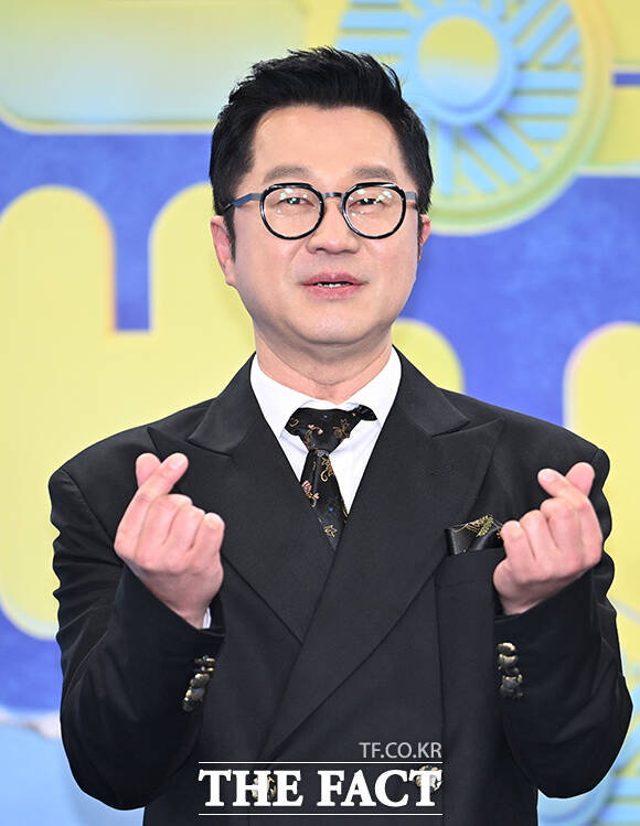 '살림남' 지상렬(왼쪽)과 박서진이 20일 오후 서울 영등포구 여의도 KBS 신관에서 열린 'KBS 연예대상' 포토월에 참석해 포즈를 취하고 있다. /박헌우 기자