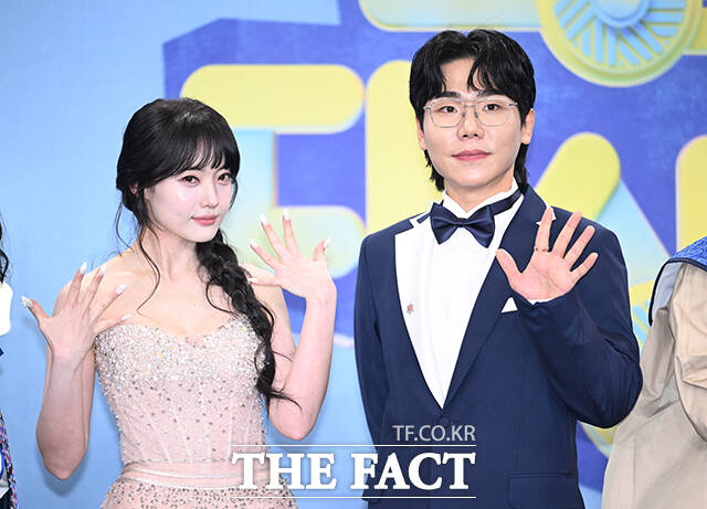 개그콘서트 윤승현과 박은영, 이수경, 나현영, 송필근, 조수연, 신윤승, 김영희, 이상훈(왼쪽부터)이 20일 오후 서울 영등포구 여의도 KBS 신관에서 열린 'KBS 연예대상' 포토월에 참석해 포즈를 취하고 있다. /박헌우 기자