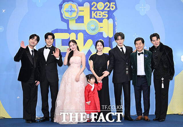 '신상출시 편스토랑' 이찬원과 김강우, 효정, 이정현, 김재중, 이연복, 붐(왼쪽부터)이 20일 오후 서울 영등포구 여의도 KBS 신관에서 열린 'KBS 연예대상' 포토월에 참석해 포즈를 취하고 있다. /박헌우 기자